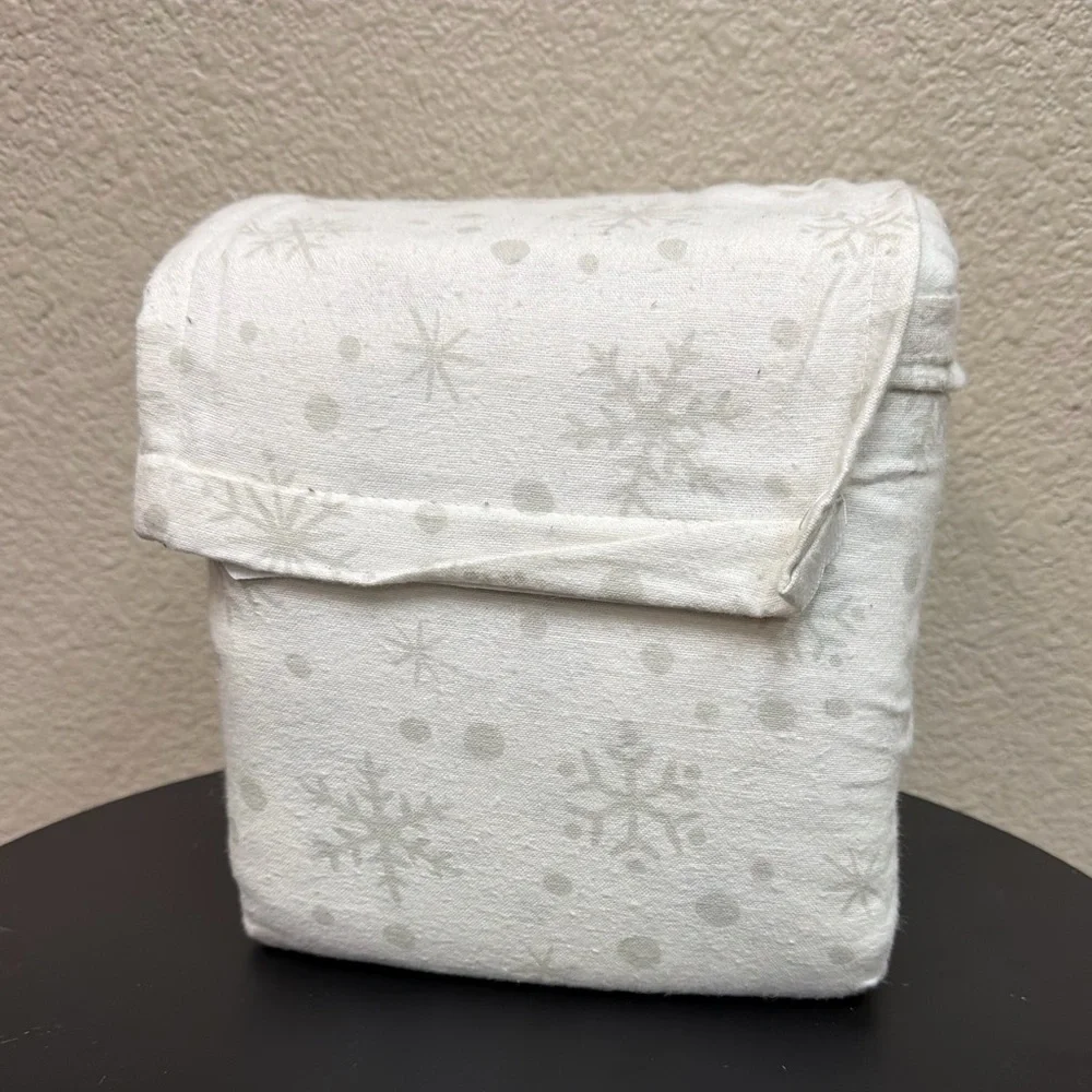 NEW THRESHOLD White and Gray‎ Snowflake Holiday SHEETS QUEEN